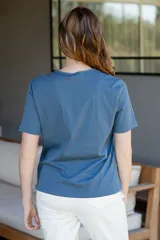 Remera básica de algodón color azul, con escote redondo, manga corta y bolsillo en el pecho.