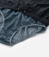 Bermuda masculina color beige, tipo boardshort, confeccionada en microfibra. Cuenta con cintura elástica, cordón ajustable y bolsillos.