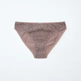Pack de cinco braguitas tipo bikini, con bordes de encaje. Incluye dos lisas en tonos marrones/topo, una negra lisa, una negra con estampado animal print dorado y una marrón topo con estampado animal print oscuro.
