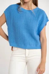 Chaleco sin mangas de tejido de punto color rosado pálido, con textura calada y acabado lurex, corte al cuerpo y cuello redondo.