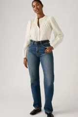 Jeans de corte recto y tiro alto, con diseño clásico de cinco bolsillos y acabado en tono azul medio con ligero desgaste.