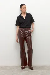 Pantalón de ecocuero color chocolate con textura de cocodrilo, de corte recto y tiro alto.