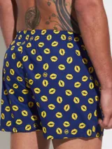 Bóxer de algodón blanco con estampado de flores pequeñas color celeste, con cintura elástica y logo de la marca en el centro.