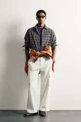 Camisa relaxed fit de algodón con diseño de cuadros en tonos azules, amarillos y naranjas. Cuenta con cuello solapa abotonada, manga larga con puño abotonado y cierre frontal de botones.