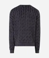 Suéter de punto con textura de cable, color gris con efecto lavado, de manga larga y cuello redondo. Presenta puños y bajo acanalados.