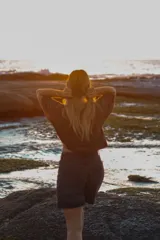 Short de jean negro con terminaciones desflecadas.