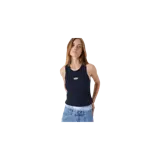 Musculosa de tejido rib color azul marino con diseño ajustado, cuello redondo y detalle de placa metálica ovalada con logo en el centro del pecho.