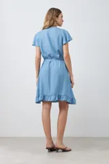 Vestido corto azul claro de lyocell, con corte cruzado, escote en V, mangas cortas con volados y lazo en la cintura.