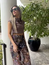 Top marrón de cuello alto y mangas cortas, confeccionado en tela elastizada.