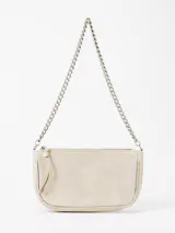 Cartera pequeña de cuero color beige, de diseño estructurado con base redondeada, cierre superior con tirador de cuero y correa de cadena metálica plateada.