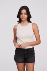 Musculosa de algodón con textura acanalada, cuello redondo y breteles anchos, de corte ajustado al cuerpo.