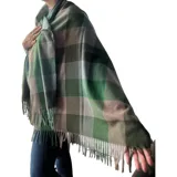 Bufanda rectangular de tejido afelpado con diseño de cuadros en tonos rosado, gris y beige. Presenta terminaciones con flecos en los extremos.