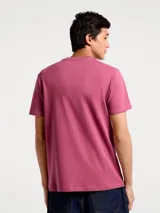 Camiseta blanca de algodón con cuello redondo y mangas cortas. Estampa rectangular con borde negro que contiene la frase "NATURAL ATMOSPHERE" en letras mayúsculas y una imagen de montañas y mar.