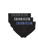 Pack de tres slips Calvin Klein de color negro, confeccionados en mezcla de algodón y elastano, con cintura elástica distintiva de la marca con logotipos en color gris, blanco y azul.