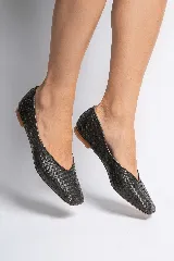Chatitas de cuero marrón con diseño trenzado y punta fina.