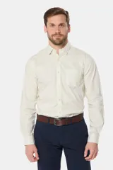 Camisa de manga larga color crema, con cuello abotonado, bolsillo en el pecho y presilla en la manga para enrollar.