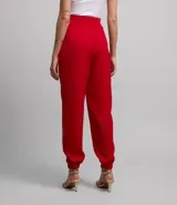 Pantalón jogger Blue Steel de crepé color morado, con pliegues en la cintura, bolsillos laterales y puños elásticos en los tobillos.