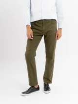 Pantalon de gabardina color azul marino, de corte regular y tiro medio. Cuenta con cinco bolsillos clásicos, cierre de botón y cremallera, y terminación recta.