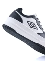 Championes urbanos Umbro modelo Milo-High, con diseño de plataforma, combinando paneles en color blanco y negro. Presenta el logo de la marca en el lateral y cordones blancos.