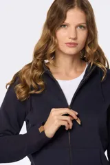 Canguro negro con capucha, cierre frontal y bolsillos laterales.