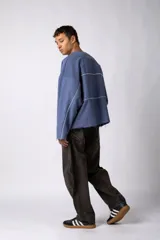 Pantalón de jean con corte balloon, de tiro medio y pierna ancha con caída relajada. Presenta un lavado tipo oxidado en tono celeste claro.