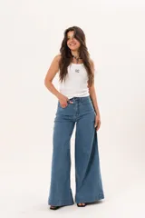 Jean de denim color celeste, de tiro alto y corte wide leg con botamanga ancha.