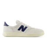 Championes New Balance modelo CT500CF, color blanco hueso con detalles en azul marino. Confeccionados en gamuza y nobuk, con suela de goma color crema.