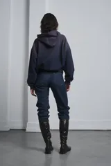 Pantalón jean de corte recto, color gris oscuro, confeccionado en 100% algodón. Diseño clásico con bolsillos delanteros y traseros.