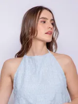 Top sin mangas color verde claro, con cuello halter y espalda baja.