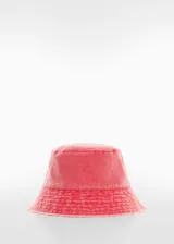 Gorro tipo bucket de jean color rosa con detalles deshilachados en el borde.
