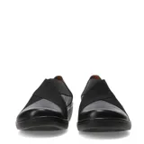 Zapatos casuales de mujer color negro, confeccionados en cuero con paneles elásticos cruzados en el empeine para un ajuste cómodo. Presentan una suela de plataforma baja y diseño sin cordones.