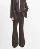 Pantalón de vestir marrón con sutil estampado a cuadros, de corte recto y tiro medio.