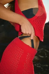 Minifalda tejida calada color rojo, de corte acampanado y cintura elastizada.