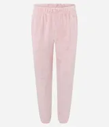 Conjunto de pijama de dos piezas confeccionado en plush suave. La parte superior es un buzo de manga larga con cuello alto y cierre de botones, con un panel frontal en color contrastante y estampado de Snoopy. El pantalón es de corte recto y cintura elástica.