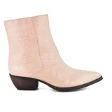 Bota corta negra de cuero sintético con estampado de cocodrilo, taco bajo y punta fina. Cierre lateral. Marco Donatti.