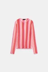 Remera de punto fino de manga larga y cuello redondo, con diseño de rayas verticales en tonos rosados, rojos y naranjas.