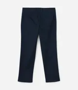 Pantalón de corte recto confeccionado en sarga de algodón con un toque de elastano. Presenta cintura con trabillas para cinturón, cierre tradicional de botón y cremallera, y bolsillos laterales y traseros.