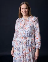 Vestido midi de gasa estampada marca Julia Jordan, con cuello a la base fruncido, escote en V y lazo de ajuste. Cintura con lazo de ajuste, manga larga con puño elastizado y forro interno.