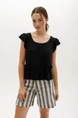 Remera negra de cuello redondo con mangas cortas con volados y detalle de frunce en la cintura.
