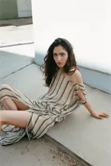 Vestido midi de Zara Woman Collection, con estampado de rayas verticales y detalles ornamentales, escote en V, mangas cortas con aberturas en los hombros, y fajín integrado con lazo lateral del mismo tejido.