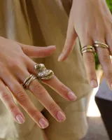 Anillo de diseño artesanal con estructura entrelazada de líneas irregulares y acabado orgánico. Pieza ajustable fabricada en metales nobles.