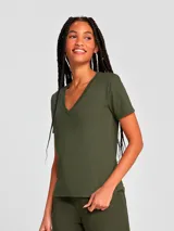 Camiseta básica de manga corta con escote en V, confeccionada en tejido de punto liso.