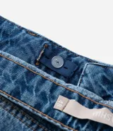 Short mom de jeans azul con bordado richelieu en el ruedo.