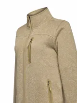 Campera polar de tejido melange en tono caramelo, con cuello alto, cierre frontal completo y bolsillos laterales e incorporado en el pecho con tiradores.
