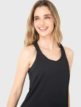 Musculosa deportiva color negro, de calce regular, con cuello redondo y diseño sin mangas. Confeccionada en tejido liviano y fresco.