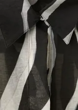 Camisa de lyocell de corte recto con estampado de cebra, cuello camisero, manga larga con puños abotonados y cierre frontal de botones.