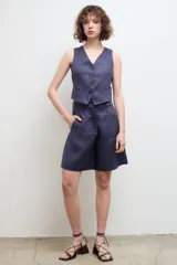 Bermuda azul marino de lino, tiro alto y corte holgado.