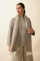 Bufanda unisex color marrón con flecos en los extremos.