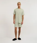 Pijama corto para hombre confeccionado en malla flameada de efecto mezcla, compuesto por una remera de manga corta con cuello redondo y un short con cintura elástica y cordón de ajuste.