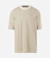 Remera boxy de hombre con diseño de rayas finas horizontales en tonos claros, cuello redondo y mangas cortas.